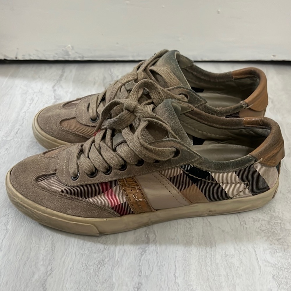 BURBERRY SNEAKERS USED